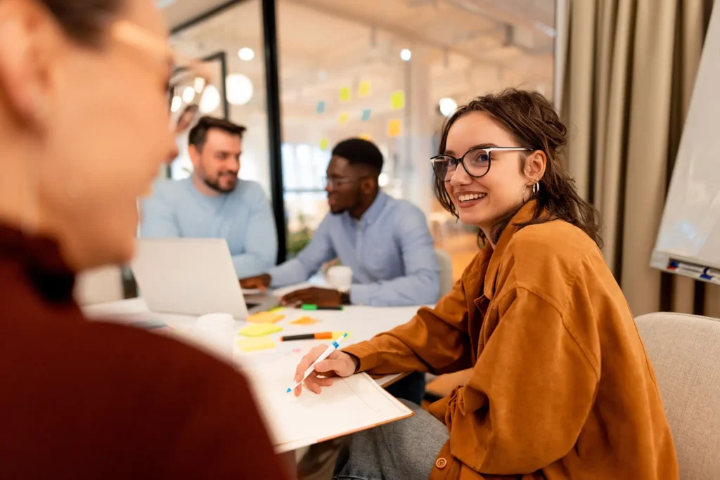 Jeunes échangeant en classe